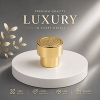 Tapa de perfume de lujo en aleación de zinc dorado pulido, cilíndrica de dos niveles con relieve en la parte superior, cubierta para botella con logotipo personalizado para botella de perfume.