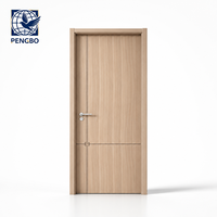 Porte intérieure en MDF mélaminé chêne clair avec design à lignes verticales et joint inférieur pour chambre, hôtel, appartement