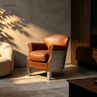 Fauteuil club en cuir style aviateur, fauteuil industriel avec coque en aluminium et rivets, couleur cognac marron, pour salon ou hôtel