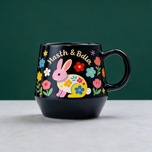 Taza de Cerámica Negra Mate Personalizada - Diseño Colorido de Conejito de Pascua y Flores, Taza de Café con Nombre Personalizado, Regalo Festivo Único - Product Image 4