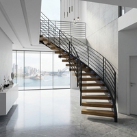 Escalier flottant intérieur sur mesure avec monopoutre en acier, garde-corps en verre trempé, escalier moderne en bois