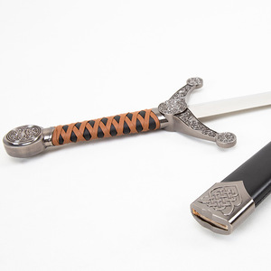 Européenne Western Celtic Knight Sword Film et Télévision Cos Props Arme Gravée En Métal Médiéval Non Affûtée - Product Image 6