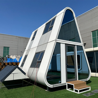 Conception moderne, maisons capsules préfabriquées écologiques, pods modulaires pour la vie en communauté, capsules spatiales triangulaires intelligentes pour le camping en plein air