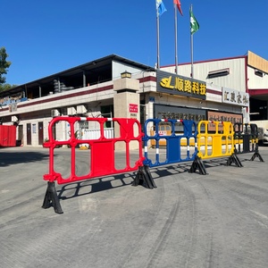 Barrière de circulation en plastique rouge avec panneau d'interdiction d'accès, barricade temporaire en HDPE pour le contrôle des foules, la sécurité routière et la construction - Product Image 6