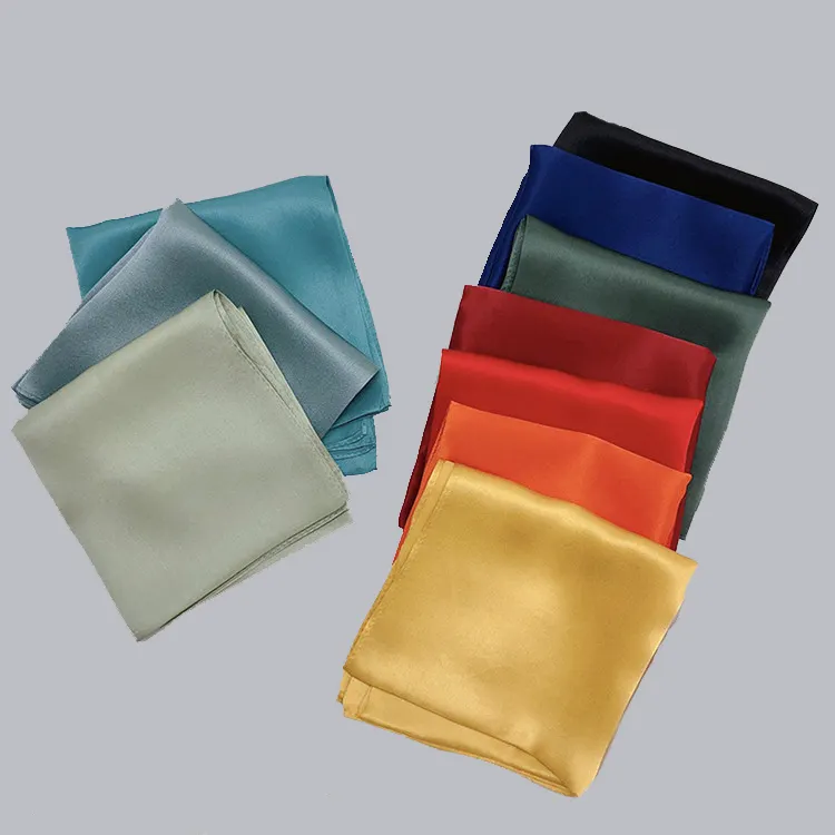 Vente directe d'usine de foulards carrés en satin foulard en soie imprimé numérique personnalisé pour les femmes