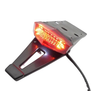 La motocicleta D194 ha sido modificada con guardabarros, luces traseras LED, frenos, matrículas y direccionales integradas a la izquierda y a la derecha. - Product Image 5