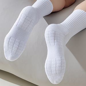 Chaussettes de sport mi-mollet personnalisées à séchage rapide, respirantes, en jacquard brodé, pour le basketball - Product Image 4