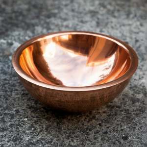 Bol de service décoratif en cuivre de qualité supérieure, utilisé pour présenter des fruits, des légumes, des desserts, des bonbons ou des arrangements de table festifs - Product Image 1