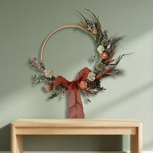 Corona rústica de metal con flores secas y cinta roja, arreglo floral decorativo hecho a mano para Navidad - Product Image 2