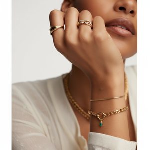 Bracelet à breloques tendance en or jaune 14 carats, chaîne ovale carrée large, 94 % recyclé - Product Image 1