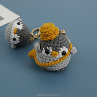 Pendentif oiseau au crochet fait main, mini pingouin amigurumi mignon, breloque de sac, breloque de sac à dos, cadeau, travaux d'aiguille