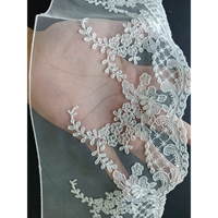 Tissu en maille transparente 100 % polyester tricoté à rayures étroites classiques brodées pour la confection de vêtements, la décoration et les accessoires OEM