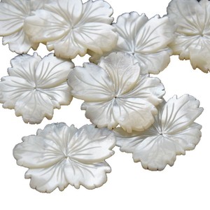Pendentif fleur en nacre blanche naturelle, 40-42mm, breloque sculptée à cinq pétales pour accessoires de boucles d'oreilles DIY - Product Image 5