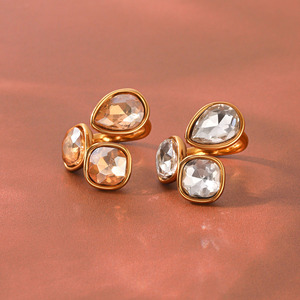 Joias H&C que não mancham, anel de aço inoxidável banhado a ouro 18K com três pedras, formato de gota e quadrado, zircônia cúbica, anel aberto para mulheres e homens - Product Image 2