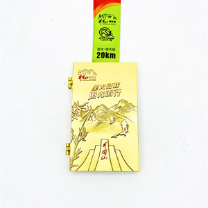 Médaille de finisseur de course de <span class=keywords><strong>trail</strong></span> de 20 km Wugong Mountain 2025 personnalisée en alliage de zinc plaqué or avec design de <span class=keywords><strong>livre</strong></span> pliable - Product Image 2