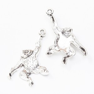 Ciondolo Scimmia Sospesa in Lega Argento Anticato con Pelliccia Testurizzata per Decorazioni a Tema Giungla Safari o Cameretta - Product Image 3