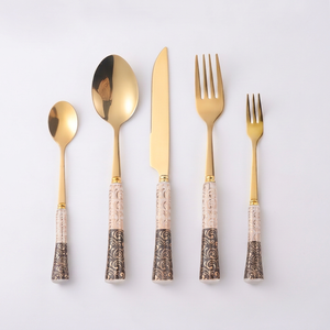 Ensemble de couverts élégants plaqués or avec manches en céramique, compatibles lave-vaisselle, vaisselle de mariage, collection de 5 pièces - Product Image 1