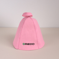 Un gorro de sauna rosa de lana pura con un hexágono verde en el pecho que mantiene el calor tan lejos como una memoria lejana.