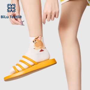 BiLu Chaussettes pour femmes à motifs d'animaux de dessin animé, chaussettes en coton doux et respirant, chaussettes à motifs à la mode, parfaites pour les tenues quotidiennes - Product Image 2