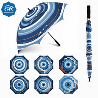 Parapluie de golf au design artistique avec un imprimé vif de vagues bleues concentriques, double parapluie résistant au vent pour les promotions de marque.