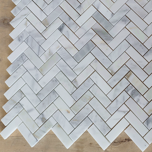 Mosaïque de marbre Calacatta Gold à chevrons de 10 mm d'épaisseur, design moderne, solution graphique pour les murs intérieurs des hôtels - Product Image 2