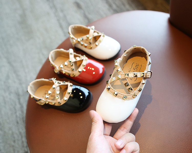 Платье принцессы для маленьких девочек; Модная одежда для новорожденных, Детская милая куртка из PU искусственной кожи с заклепками, для тех, кто только начинает ходить, детская обувь на нескользящей подошве; Мягкая повседневная обувь