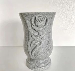 Vase commémoratif <span class=keywords><strong>en</strong></span> <span class=keywords><strong>granit</strong></span> gris de style europé<span class=keywords><strong>en</strong></span> traditionnel - <span class=keywords><strong>Pot</strong></span> de fleurs extérieur personnalisable <span class=keywords><strong>en</strong></span> pierre naturelle <span class=keywords><strong>pour</strong></span> tombes de <span class=keywords><strong>cimetière</strong></span> - Product Image 2