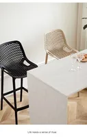Chaises de bar en plastique PP bon marché pour la restauration, tabourets de cuisine ajourés, chaises de bar d'extérieur en plastique