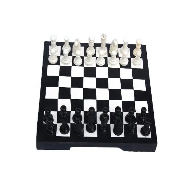Échecs noirs et blancs en résine, jeu d'échecs personnalisés fabriqué en résine avec fini poli, noir et blanc