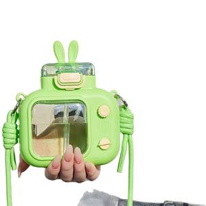 Botella de agua de plástico PC ecológica de alta calidad para niños, con diseño creativo de dibujos animados, tipo vaso con pajita, para exteriores, con correa cruzada diagonal para la espalda - Product Image 4