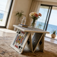 Table basse moderne créative en forme de maison de cartes, table d'appoint unique Reine de Pique, table d'appoint de luxe sur le thème du poker