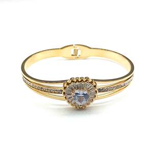 Bracelet romantique durable et tendance en acier inoxydable 316L avec placage or PVD, design cœur en cristal central, bijoux élégants pour femmes - Product Image 1