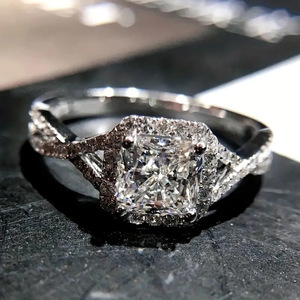 Anello di Fidanzamento H407 con Diamante Taglio Principessa in Oro Bianco, Diamante Naturale Colore D con Montatura Halo per Donna - Product Image 6
