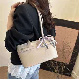 Bolso de hombro tipo almohada con detalle de botón y cierre de cremallera Tote suave para mujer - Product Image 3