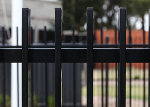 Pannello Privacy per Recinzioni da Giardino in Alluminio Nero con Lame Verticali Anti-Arrampicata Facilmente Installabile - Product Image 4