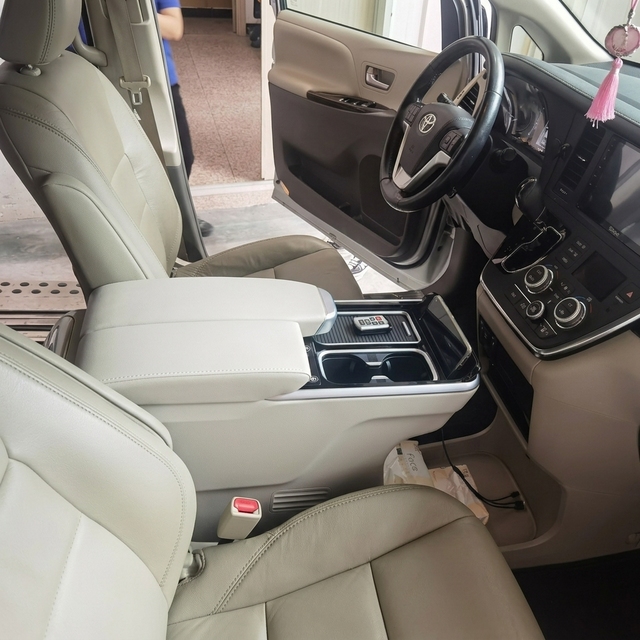 Toyota Sienna 2010-2020 XL30 Center Console Armrest Box with Wireless Charging USB Port LED Ambient Light Luxury Modification