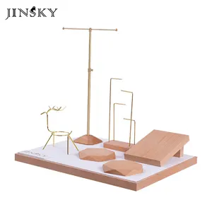 Jinsky PU 皮革饰品展示了 PU 材料金属首饰展示道具站在集珠宝展示