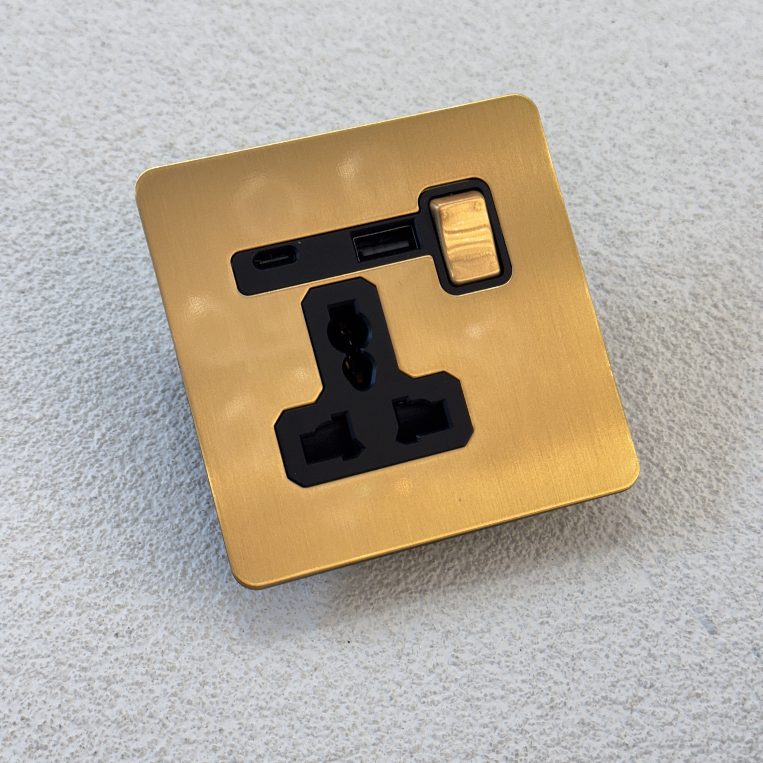 1 gang MFuniversal socket usb/type-c