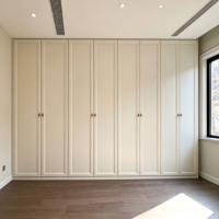 Armoire classique à panneaux en blanc, placard encastré au plafond pour chambre à coucher, système de dressing