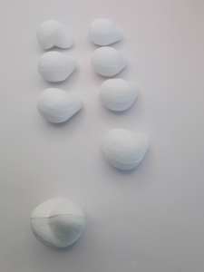 ערכת ציור עשה זאת בעצמך בצבע עוף. 8 יחידות עוף לבן בסל עם 4 צבעים ומברשת. - Product Image 2