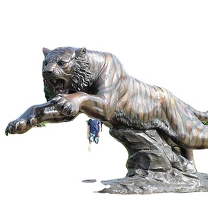Statue de tigre rugissant en bronze, grande, élégante, d'inspiration animalière, en pose d'attaque, pour entrée d'entreprise et espace extérieur, personnalisée - Product Image 1