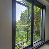 Fenêtres coulissantes en verre à rupture thermique horizontale en aluminium personnalisées Portes à persienne automatique à impact d'ouragan pour l'extérieur pour