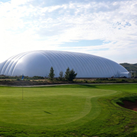 Dôme pneumatique moderne et stable en membrane PVC/PVDF pour salle de tennis, zone de fitness, hôtel, école