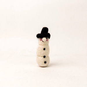 Mini muñeco de nieve blanco de fieltro con sombrero negro para decoración navideña, hecho a mano por un artesano nepalí. - Product Image 2
