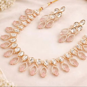 Ensemble collier ras-de-cou élégant rond en Kundan et perles – Bijoux indiens traditionnels dorés avec boucles d'oreilles assorties pour femmes - Product Image 3