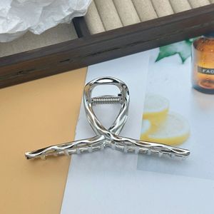 Pinzas de Pelo Metálicas Tipo Garra de Tiburón al por Mayor, Tamaños Grande, Mediano y Pequeño, Versátiles y Elegantes para Peinados y Accesorios para el Cabello - Product Image 6