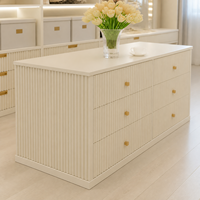 Système de dressing modulable verrouillable sur mesure, armoire en MDF à lattes couleur crème, poignée dorée, étagère LED, îlot de rangement, mobilier de dressing