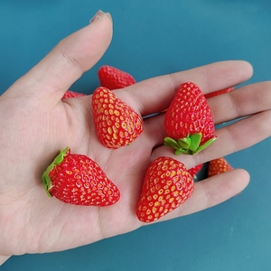 Modèle de fruit miniature en résine 3D, fraise rouge, pour accessoires de maison de poupée, fabrication de bijoux, breloques DIY pour slime - Product Image 1