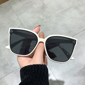 Gafas de Sol de Moda para Mujer E1-6112, Montura Gris de PC, Lentes AC con Protección UV400, Remaches de Puntos, Estilo Moderno para Conducir y Uso en la Calle - Product Image 2