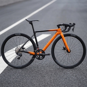Nouvelle Tendance Vélo <span class=keywords><strong>de</strong></span> Course en Fibre <span class=keywords><strong>de</strong></span> Carbone 22 Vitesses Forme Aérodynamique Frein à Disque à Axe Traversant Vélo <span class=keywords><strong>de</strong></span> Route Rapide <span class=keywords><strong>de</strong></span> Qualité Compétition - Product Image 1